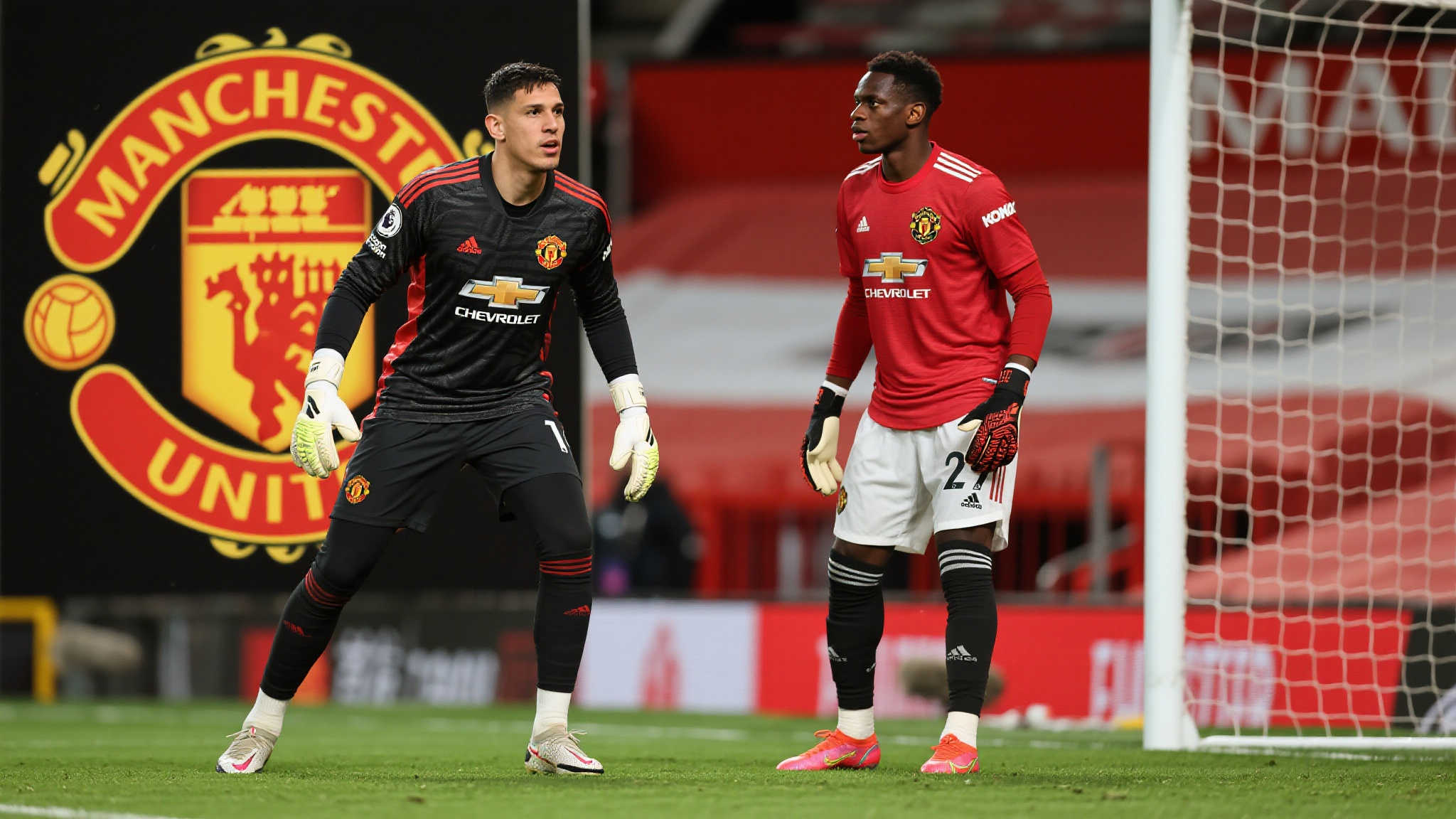 首发门将疑云:大马丁确认赴曼联,奥纳纳坚守不离 在转会窗口进入高潮阶段,围绕门将位置的一场“首发之