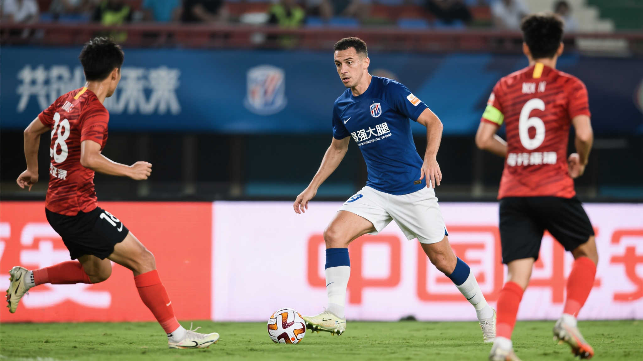 3:2逆转彰显申花老将价值 宝刀未老成最强助力 伊万若用他或助国足冲世界杯 具体来看,他在比赛中的一次助攻尤为亮眼。当时,球队