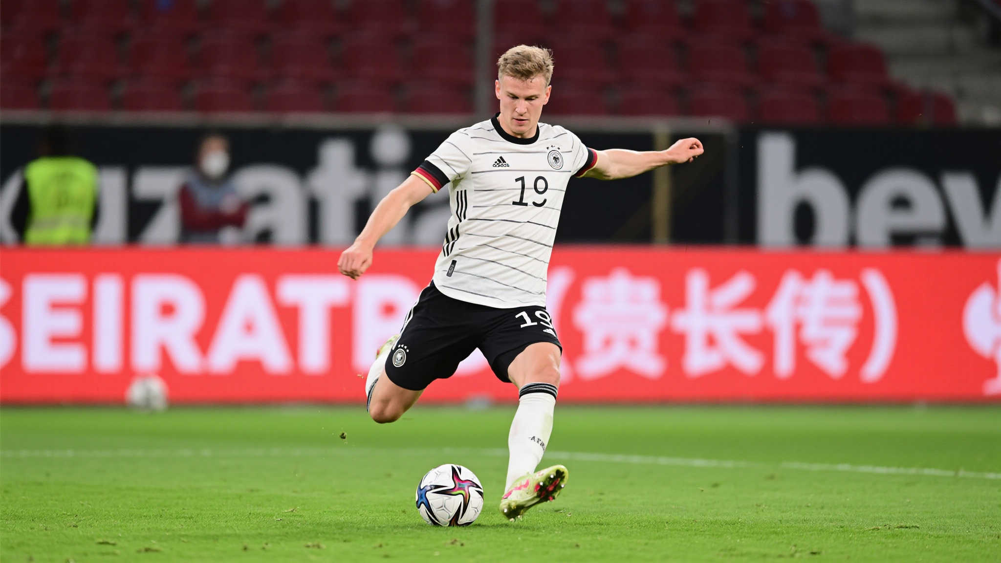 “2024-25赛季欧冠:施罗特贝克以94次长传领跑榜单” 在深入探讨施罗特贝克的表现之前,我们需要了解所谓的